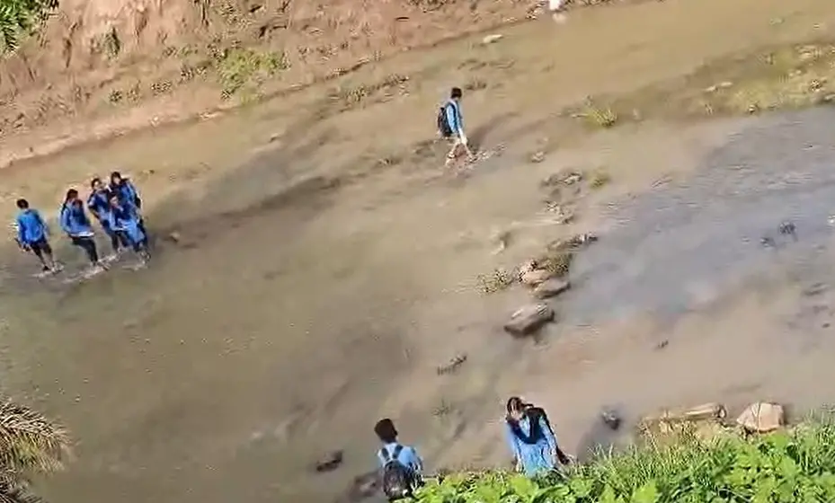 जान जोखिम में डालकर उफनते नाला पार कर स्कूल जाने को मजबूर मासूम, सोशल मीडिया पर वीडियो वायरल