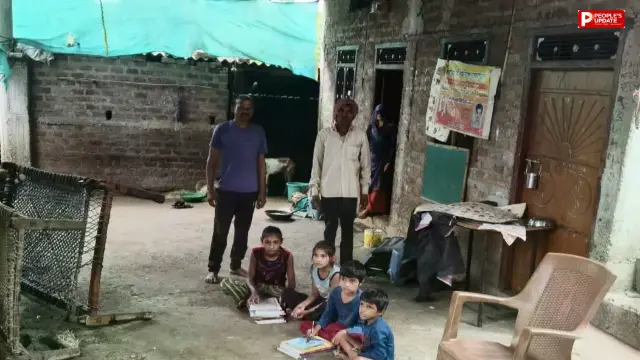 धार में कोई स्कूल शिक्षक के घर लग रहा तो कोई पेड़ के नीचे, जिम्मेदारों को नौनिहालों की फिक्र नहीं