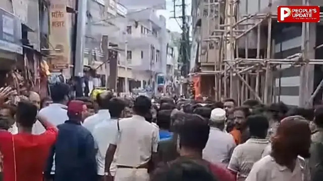मेन रोड पर हाथठेलों को लेकर व्यापारियों का फूटा गुस्सा; जाम लगाकर किया प्रदर्शन, मारपीट के बाद बढ़ा विवाद