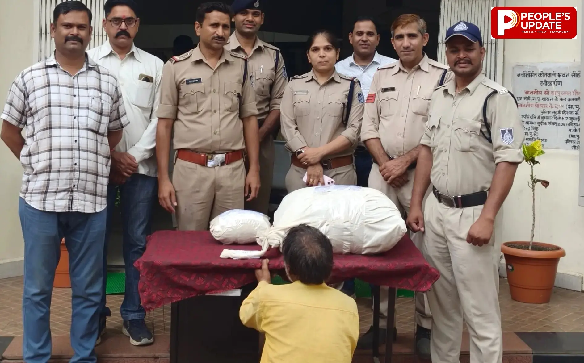 घर में बना रखा था गांजे का अड्डा; पुड़िया बनाकर युवाओं को बेच रहा था नशा, 12 किलो गांजा जब्त
