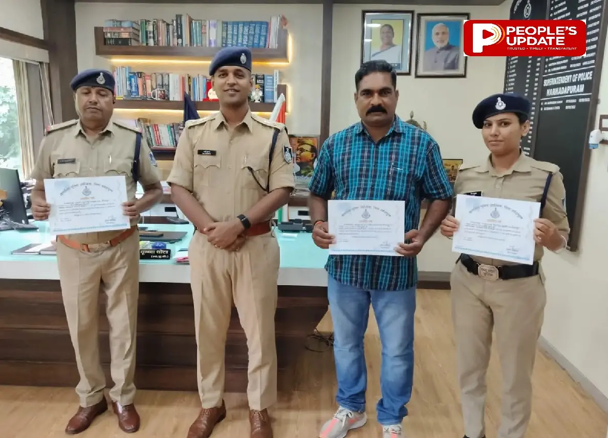 फांसी लगाने जा रही युवती की जान बचाने वाली पुलिस टीम को एसपी ने किया सम्मानित