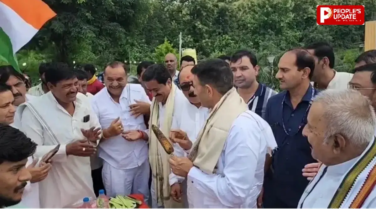 छपारा बायपास पर पीसीसी अध्यक्ष जीतू पटवारी ने भुट्टा खाते हुए कार्यकर्ताओं से की मुलाकात