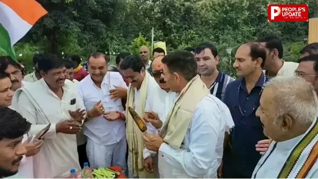 छपारा बायपास पर पीसीसी अध्यक्ष जीतू पटवारी ने भुट्टा खाते हुए कार्यकर्ताओं से की मुलाकात