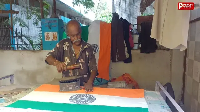 राष्ट्रप्रेम की मिसाल-25 साल से तिरंगे की सिलवटें मिटा रहे कटनी के रमेश रजक