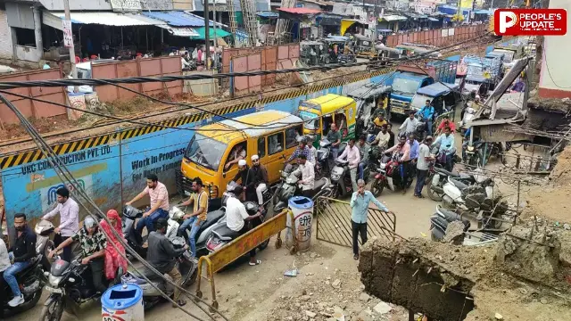 गड्ढों में फंसा भोपाल-मेट्रो पिलर खड़े हुए तो सड़कें सिकुड़ गईं, जाम, धूल, जलभराव से जिंदगी हुई बेहाल