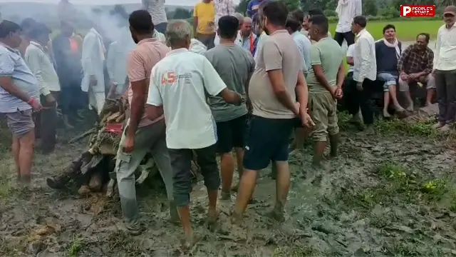 दमोह में दुर्दशा, मुक्तिधाम तक पहुंचने के लिए कीचड़ से गुजर रहे ग्रामीण, वहीं करना पड़ रहा अंतिम संस्कार