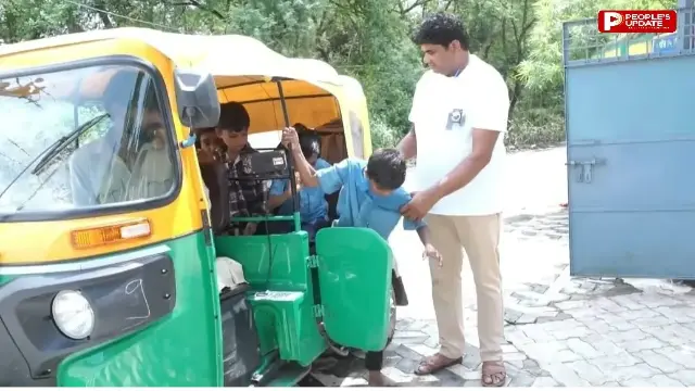 इमली के पेड़ की नीचे शुरू हुई पाठशाला बनी आदर्श स्कूल, सेमरी खुर्द के शिक्षक राकेश पटेल ने बच्चों के लिए चलवाया फ्री ई-रिक्शा