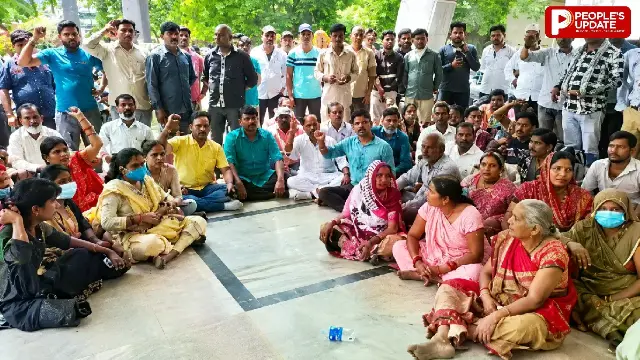 रीवा के संजय गांधी अस्पताल में महिला की मौत पर हंगामा, मेन गेट पर धरने पर बैठे परिजन