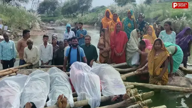 सिंगरौली में 62 घंटे तक जल सत्याग्रह के बाद महिलाओं ने शुरू किया 'चिता आंदोलन'