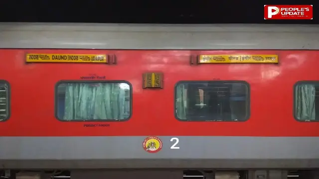 एसी कोच में बिजली के सॉकेट से बह रहा था बारिश का पानी, इंदौर से रतलाम तक बना रहा खतरा