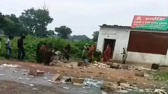 अशोकनगर में शराब दुकान पर महिलाओं का हमला, पेटियां तोड़कर सड़क पर फेंकी बोतलें, छात्राओं से छेड़छाड़ का आरोप