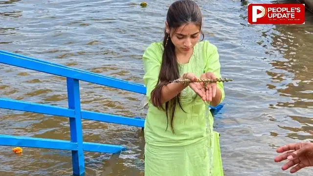 पितरों के तर्पण में बेटियों की बढ़ रही भागीदारी, रोज अर्पित कर रहीं जल