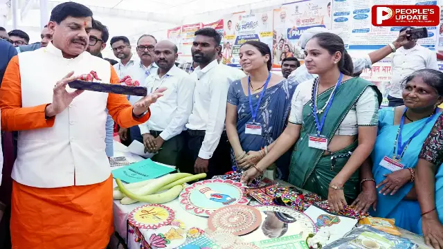 पांढुर्णा में मुख्यमंत्री मोहन यादव ने स्टूडेंट्स को दी स्कूटी, कैंप में ली योजनाओं की जानकारी, महिला समूहों को सराहा