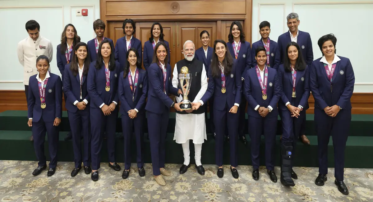 वर्ल्ड कप विजेता बेटियों से पीएम मोदी ने मुलाकात की, ट्रॉफी और जर्सी के साथ क्लिक हुई यादगार तस्वीरें
