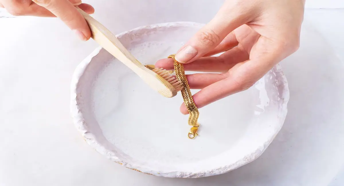 अब नही रहेंगे गहने फीके, मिनटों में ऐसे करें सोने को दोबारा चमकदार, बिना किसी केमिकल के