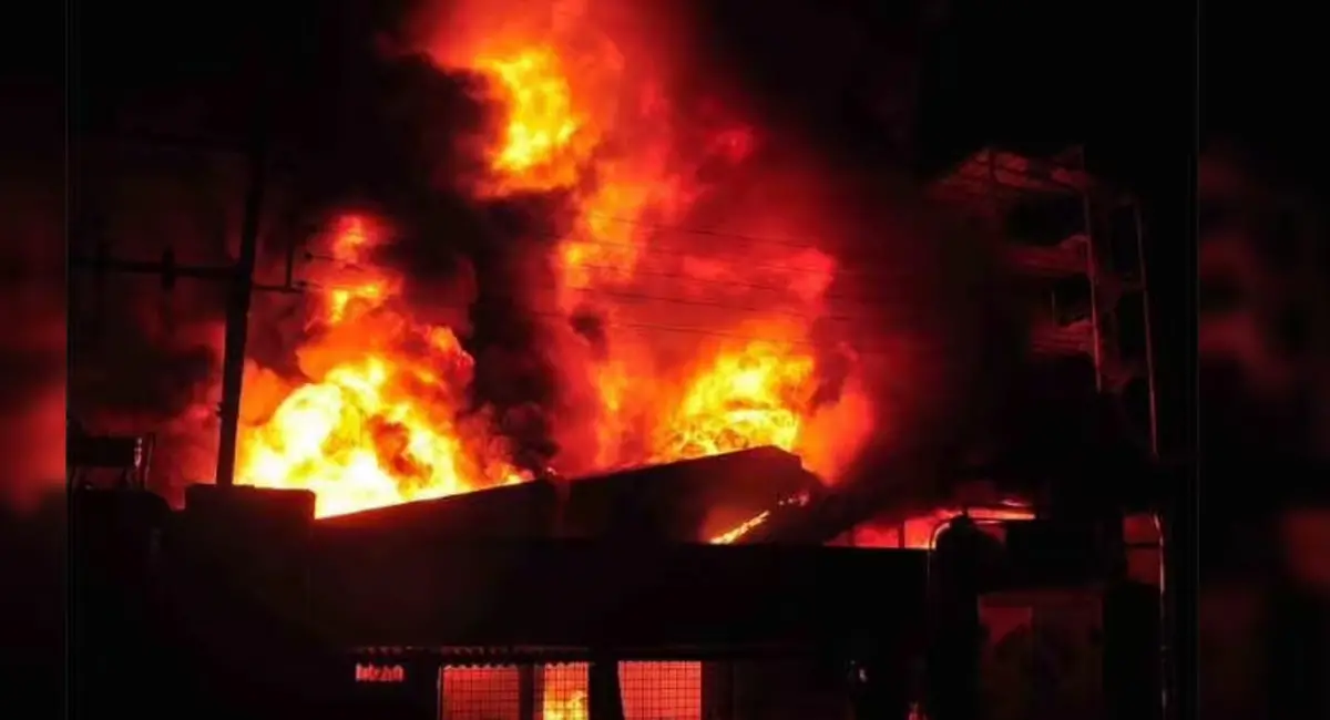 पात्रा पुल के पास आरा मशीन में भयंकर आग, भारत टॉकीज इलाके की बिजली आपातकाल में बंद