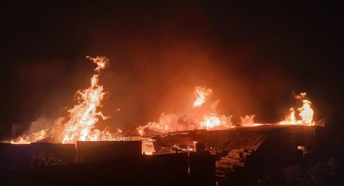 पात्रा पुल के पास आरा मशीन में भयंकर आग, भारत टॉकीज इलाके की बिजली आपातकाल में बंद