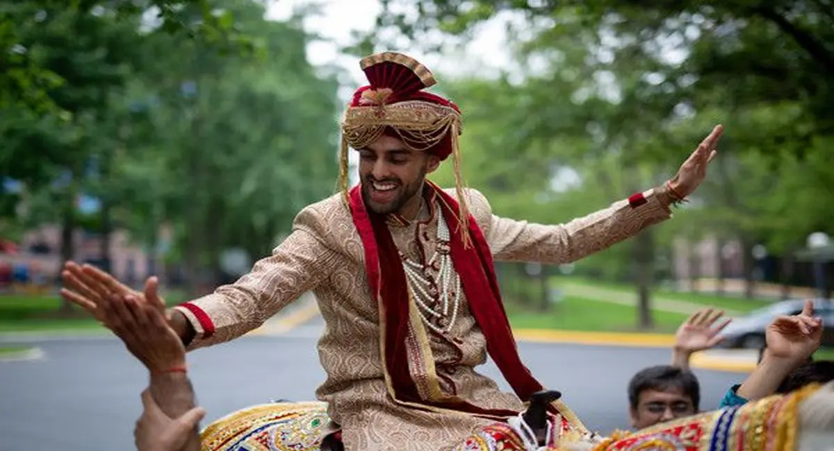 बारात में दूल्हे का छपरी डांस वायरल, रिश्तेदार बोले जल्दी खाओ, शादी कहीं कैंसिल न हो जाए