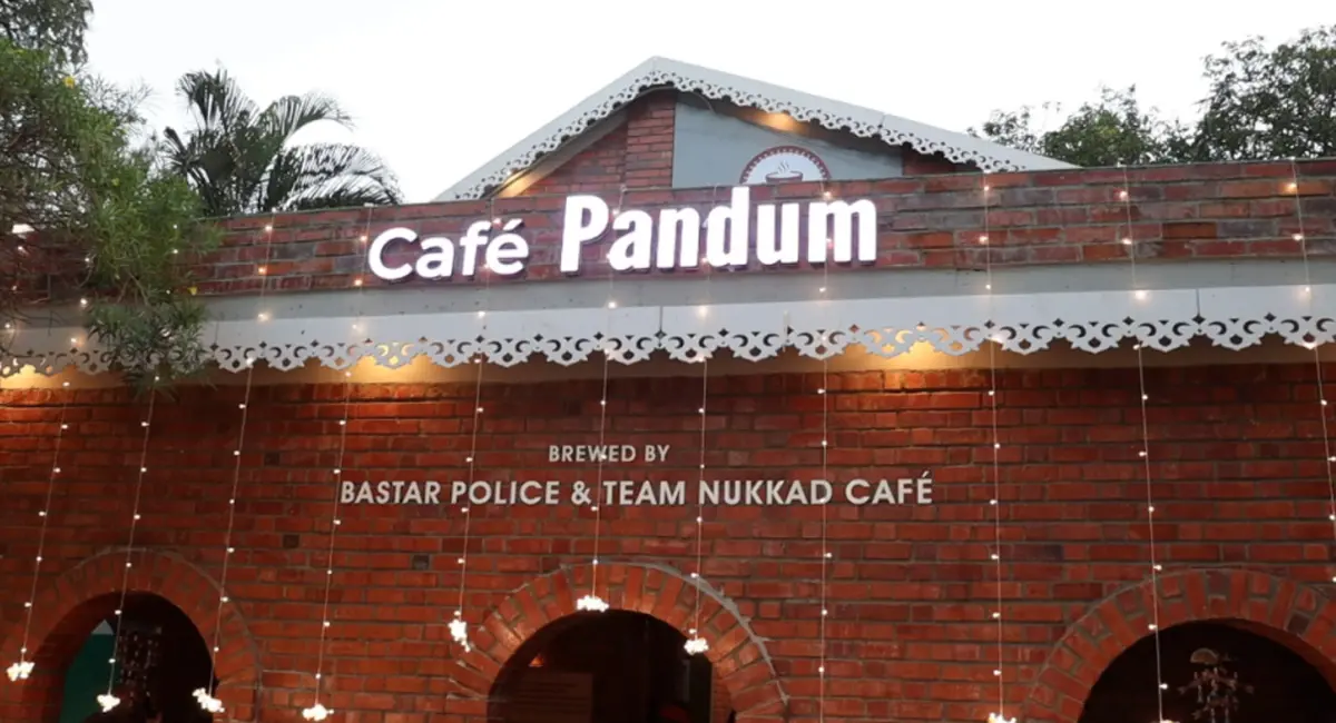 हथियार छोड़, अब कुकिंग में हाथ आजमाएंगे नक्सली, जानें पंडुम कैफे की कहानी