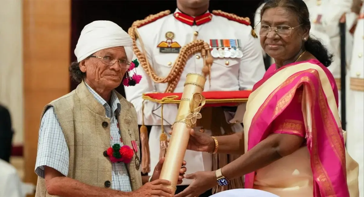 पद्मश्री पंडी राम मंडावी का छलका दर्द, बोले- मेरी काष्ठ कला को अब नही मिल रहा बाजार 