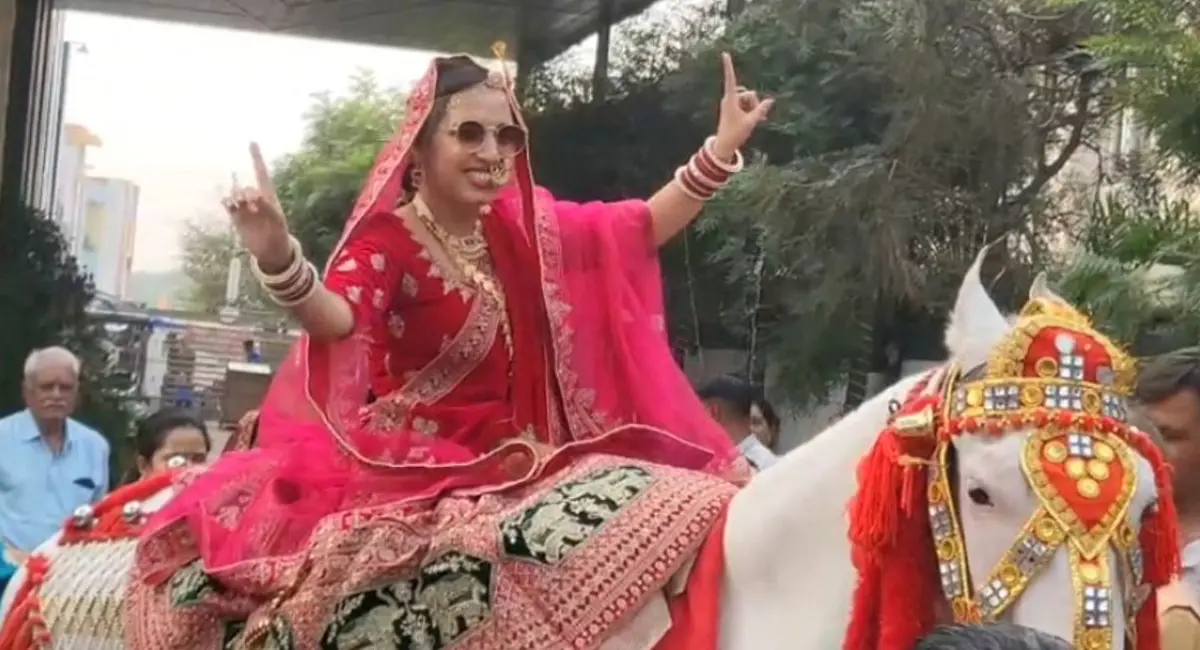 बारात का स्टाइल ऐसा कि सब रह गए हैरान, दुल्हन ने घोड़ी पर सवार होकर निकाली बारात