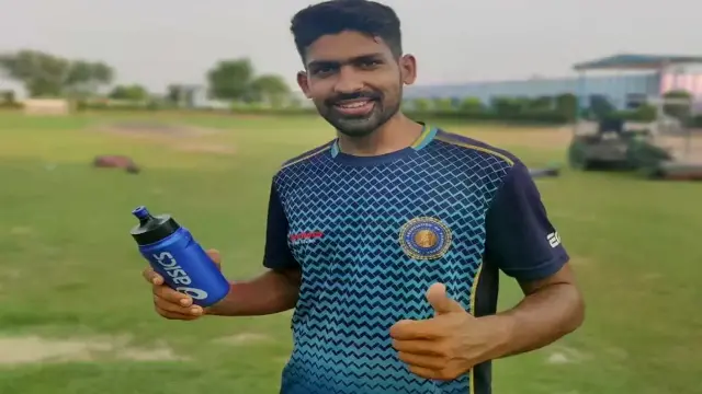 रघु शर्मा का पहला विकेट और जश्न के बीच “राधे-राधे” वाली पर्ची बनी इंटरनेट सेंसेशन