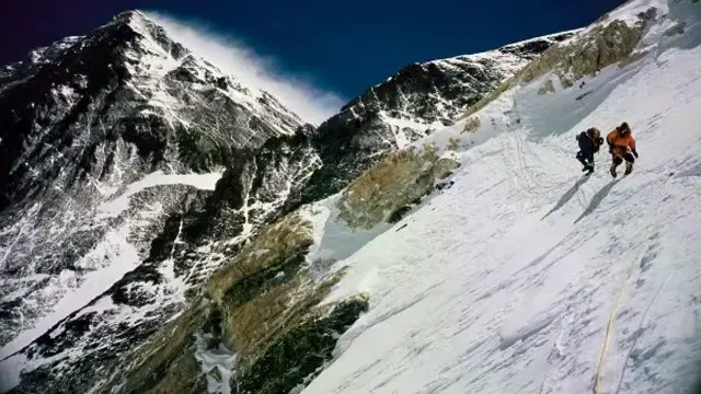 माउंट एवरेस्ट से लौटते वक्त दो भारतीय पर्वतारोहियों की मौत, रिकॉर्ड बनाने वाली टीम में थे शामिल 