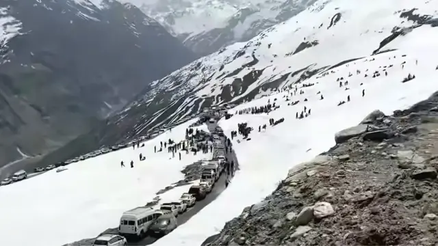मनाली से लेकर नैनीताल तक रेंगती दिखीं गाड़ियां