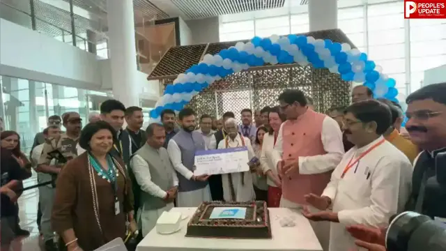 एयरपोर्ट पर उतरी पहली यात्री उड़ान, वाटर कैनन सलामी के साथ हुआ ऐतिहासिक स्वागत