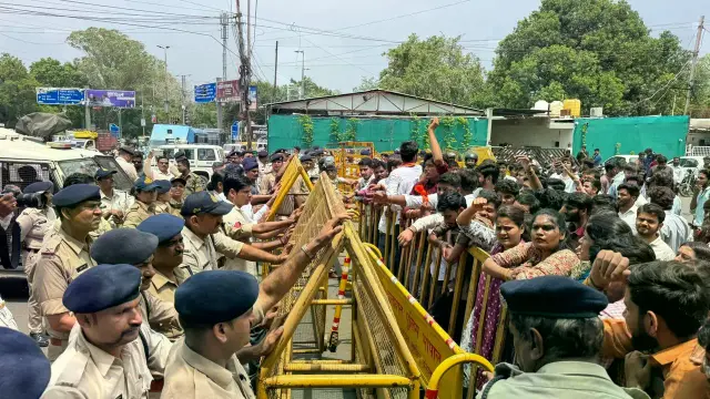 कॉलेज के पास शराब दुकान पर छात्रों का विरोध, ABVP ने सरकार को दी आंदोलन की चेतावनी