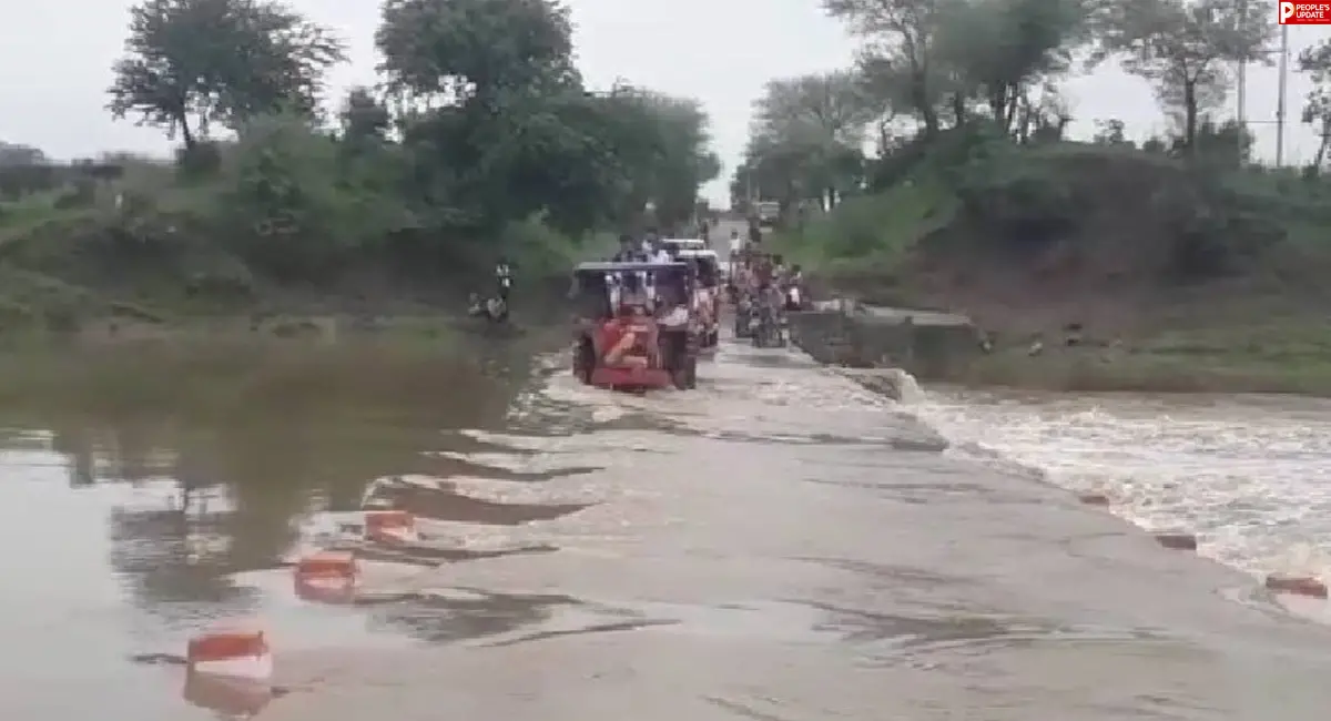 17 साल से पुल का इंतजार, नाला पार कर स्कूल और अस्पताल पहुंचने को मजबूर दमपुरी के लोग