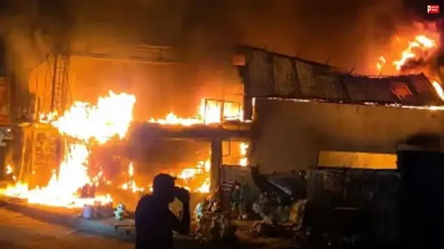 शाहबेरी फर्नीचर मार्केट में आधी रात मचा हड़कंप! आग में फंसे दो युवक, एक की मौत