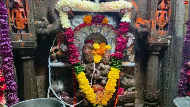नागपंचमी पर साल में सिर्फ एक बार खुलता है ये मंदिर, आधी रात पट खुलते ही उज्जैन में उमड़ा भक्तों का सैलाब