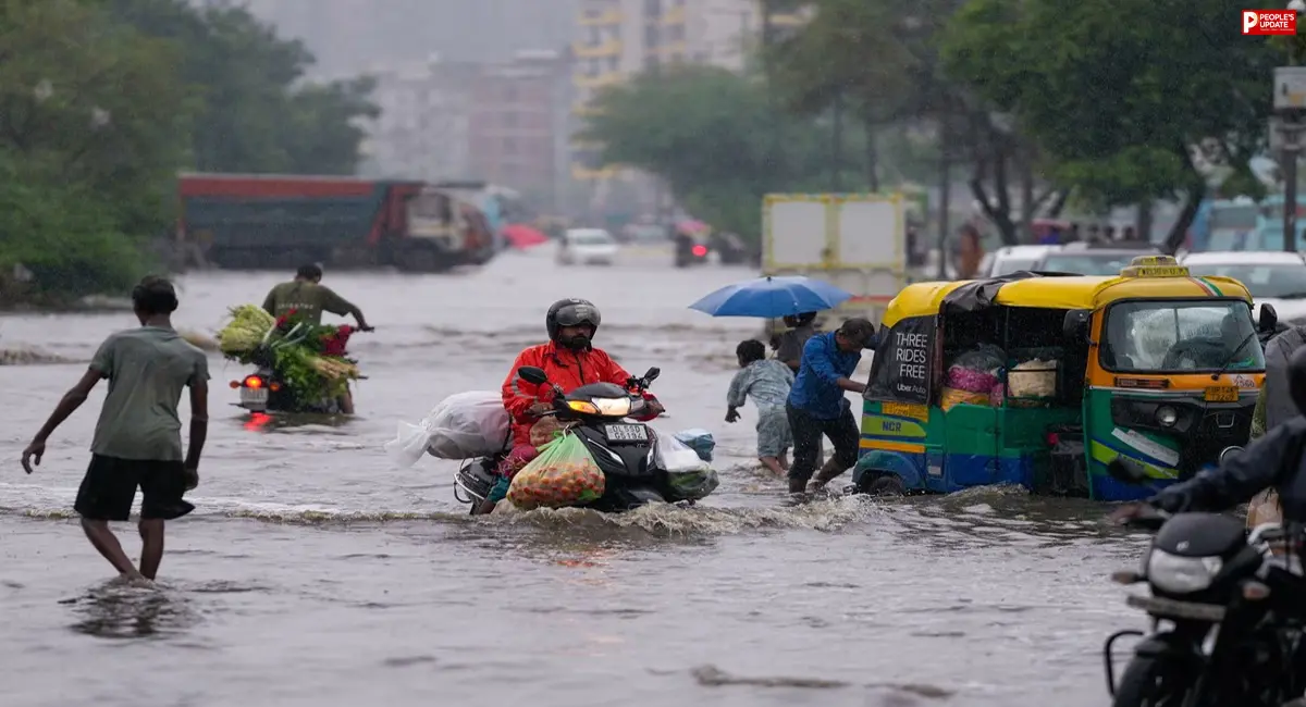 देशभर बारिश का कहर! प्रयागराज में घर डूबे, बिहार में स्कूल बहा, पहाड़ों पर लैंडस्लाइड से 6 मौतें