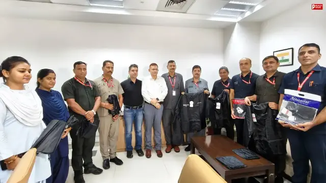 बारिश में मदद का हाथ! पीपुल्स आर्ट कल्चर एंड एजुकेशन फाउंडेशन ने वल्लभ भवन कर्मचारियों को बांटे छाते-रैनकोट