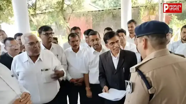 हरदा में अधिवक्ता से मारपीट पर भड़का गुस्सा, वकीलों ने आरोपियों की गिरफ्तारी को लेकर दिया ज्ञापन