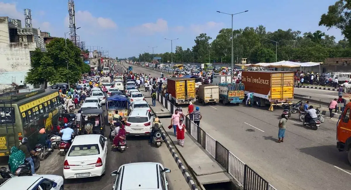 जालंधर- लुधियाना बाईपास में दलित संगठनों का चक्काजाम, IPS पूरन सुसाइड केस में जिम्मेदारों की गिरफ्तारी पर अड़े