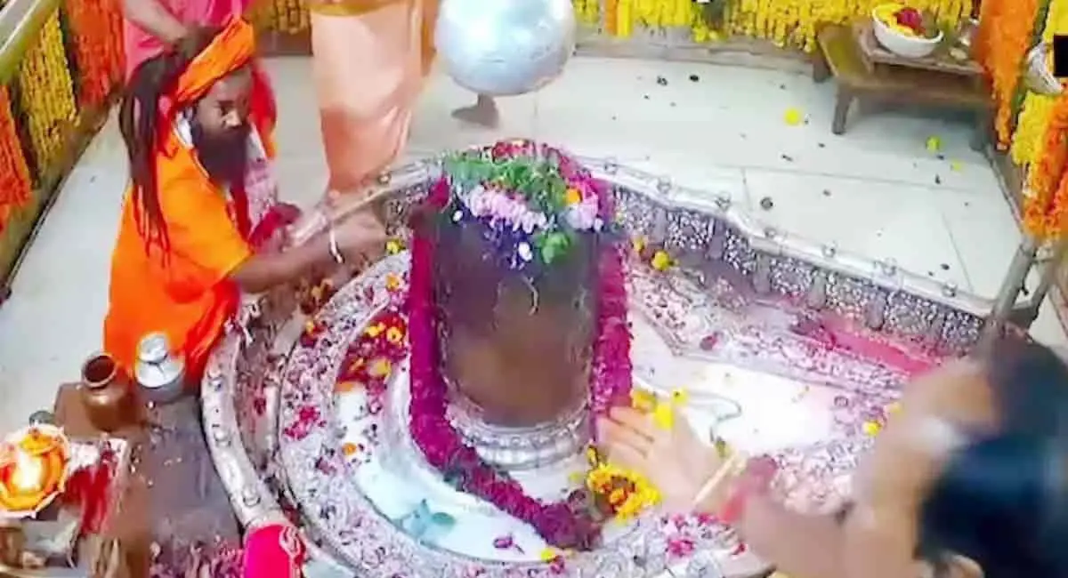 महाकाल मंदिर में पुजारी और संत के बीच भिड़त, गर्भगृह में हाथापाई हुई, दोनों पक्षों ने एक-दूसरे के खिलाफ शिकायत दर्ज कराई