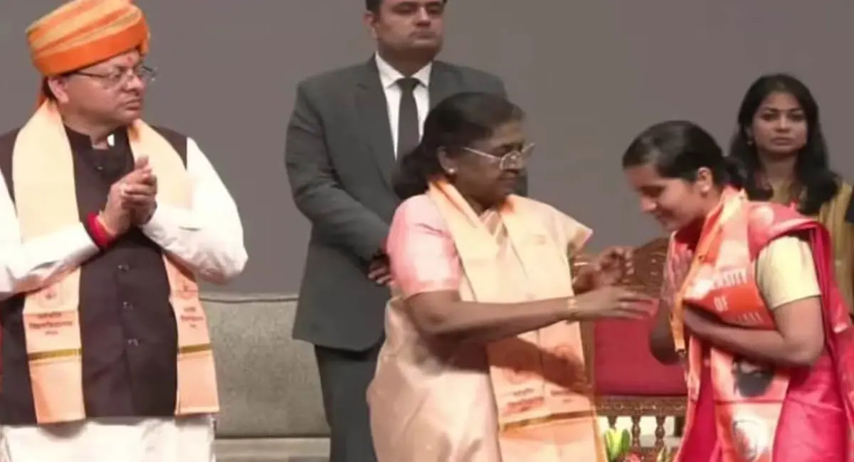 राष्ट्रपति द्रोपदी मुर्मू उत्तराखंड पहुंची, पतंजलि यूनिवर्सिटी के दीक्षांत समाहोर में शामिल हुई, 54 स्टूडेंट्स को पहनाए गोल्ड मेडल