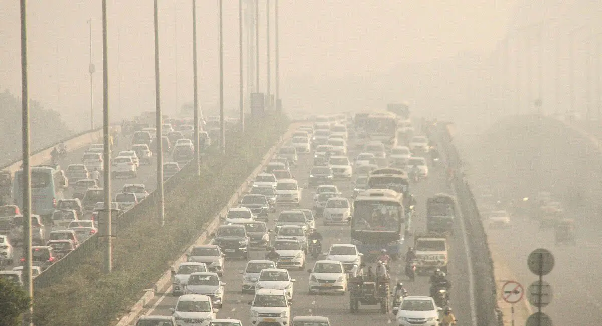 DELHI-एनसीआर में प्रदूषण के स्तर में हुई बढ़ोतरी, दिवाली में 37 में से सिर्फ 9 AQI स्टेशन चालू थे, AQI 400 पार