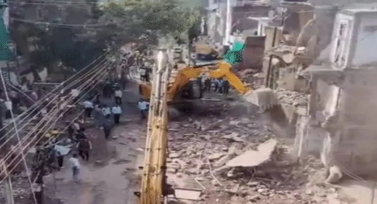 इंदौर नगर-निगम की बड़ी कार्रवाई, मास्टर प्लान के तहत 140 घरों पर चला बुलडोजर, यातायात व्यवस्था में होगा सुधार