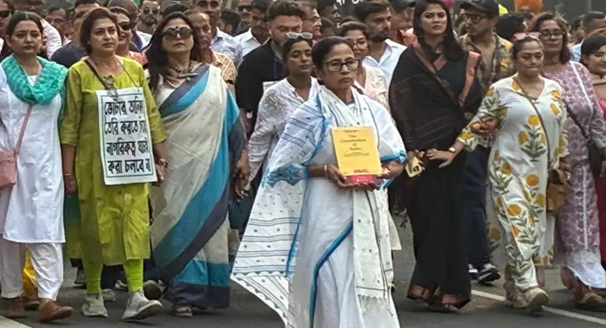 SIR के विरोध में सड़कों पर उतरी CM ममता, कहा- जैसे हर उर्दू बोलने वाला पाकिस्तानी नहीं, वैसे ही हर बांग्लाभाषा, बांंग्लादेशी नहीं 
