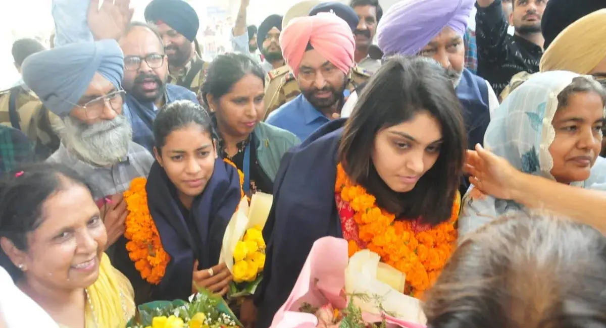 चंडीगढ़ में हरलीन-अमनजोत का जोरदार वेलकम, एयरपोर्ट पर उमड़ी फैंस की भीड़, हरलीन बोलीं-ड्रीम डू कम ट्रू