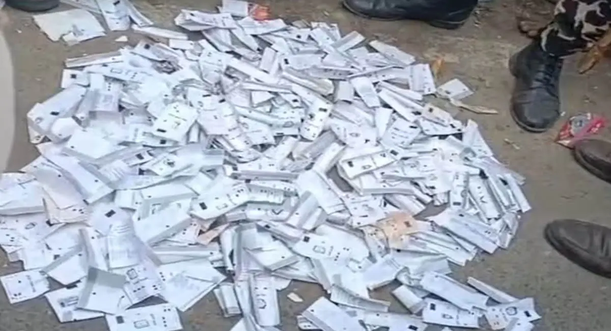 समस्तीपुर में मचा हड़कंप, सड़क पर बिखरी मिली VVPAT पर्चियां, चुनाव आयोग पर हमलावर हुई RJD