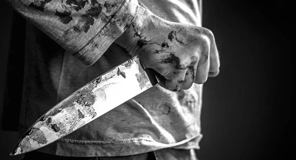  बॉयफ्रेंड ने सड़क पर की युवती की गला रेतकर हत्या, आसपास के लोग बनाते रहे वीडियो