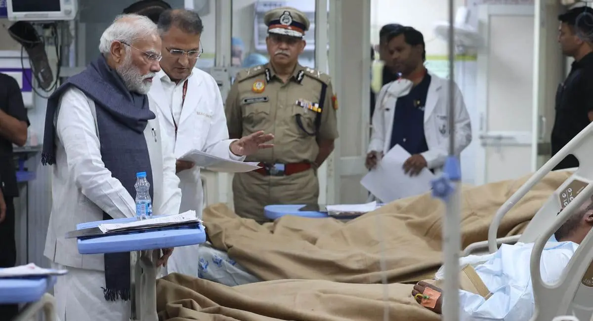 भूटान दौरे से भारत लौटते ही LNJP अस्पताल पहुंचे PM मोदी, घायलों से की मुलाकात