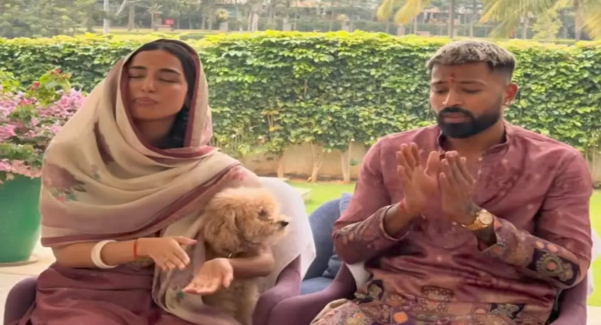 महिका को किस करते हुए शेयर की तस्वीरें