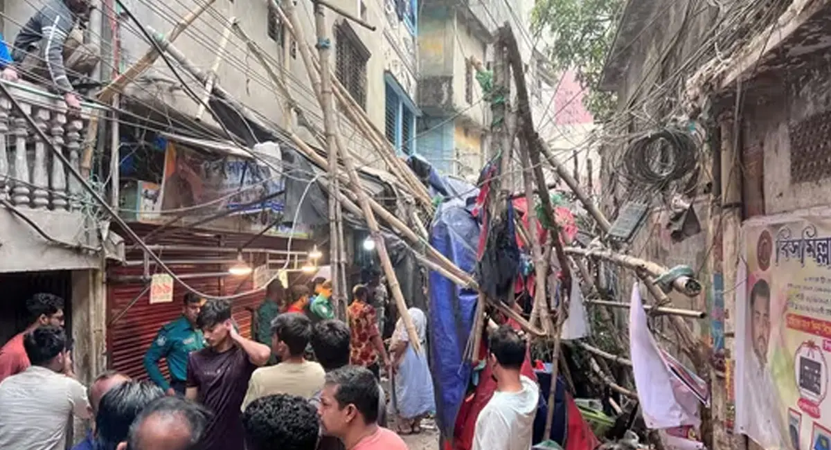 3 की मौत, झटके से झुकी 10 मंजिला इमारत