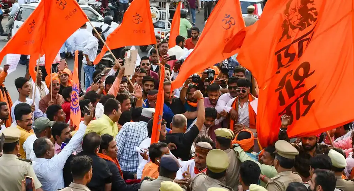 वैष्णो देवी मेडिकल कॉलेज सीट आवंटन के विराध में बजरंग दल का राजभवन मार्च