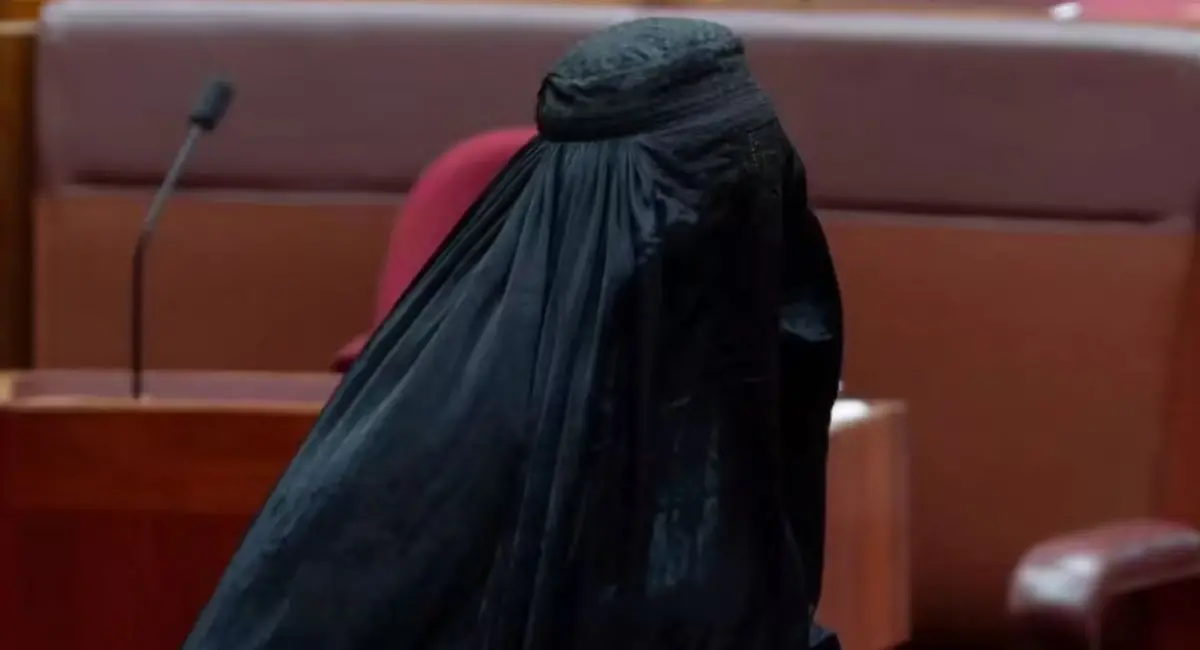 दक्षिणपंथी नेत्री बुर्का पहनकर पहुंची, संसद ने एक हफ्ते के लिए सस्पेंड किया
